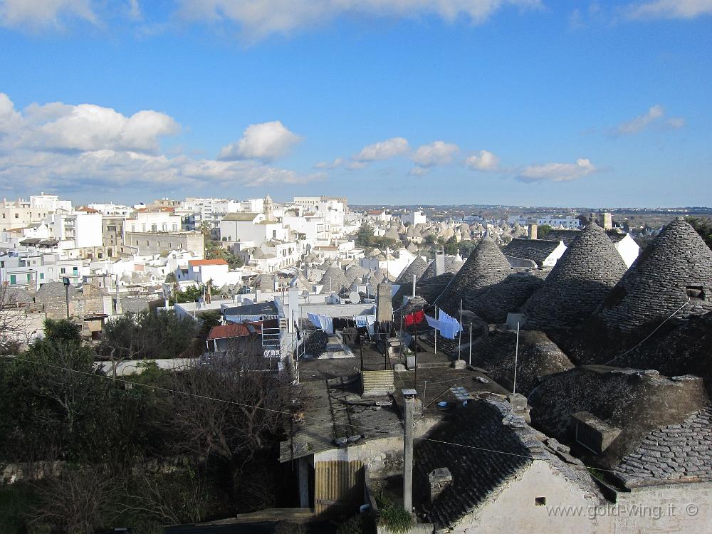 IMG_0029.JPG - Alberobello: panorama dal tetto di un trullo
