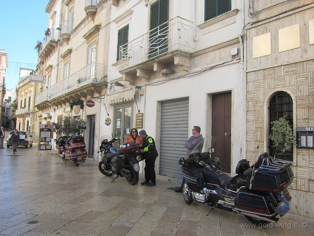IMG_0090.JPG - Martina Franca: moto parcheggiate davanrti alla Basilica di San Martino