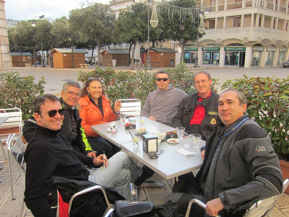IMG_0096.JPG - Martina Franca: aperitivo in piazza. Da sinistra: oliviero, GrandeFred, Kriss, Falko, Romeo, Gold Wing