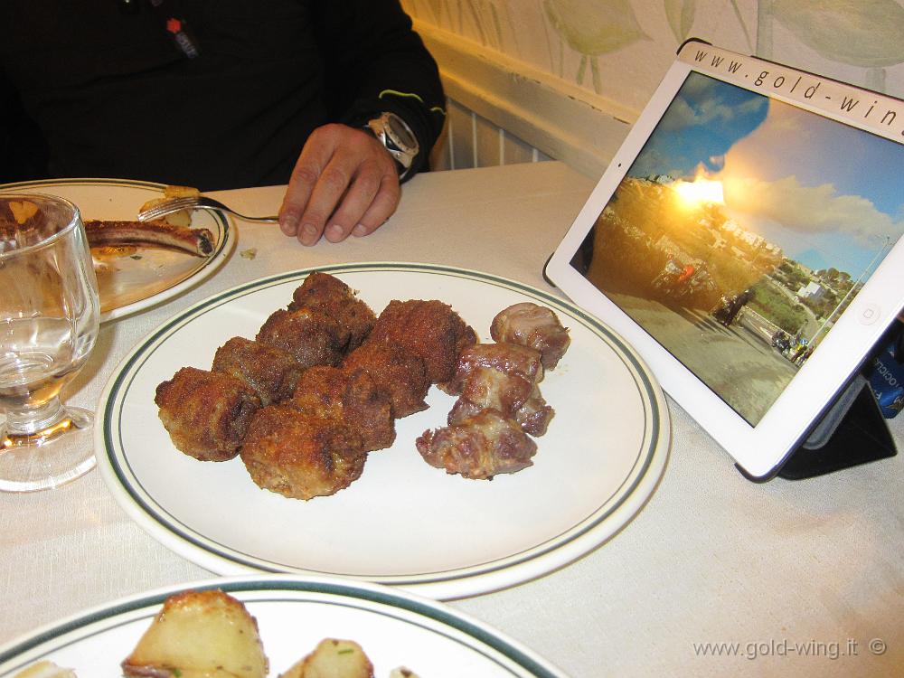 IMG_0144.JPG - Cisternino: terza portata di carne (la seconda, il fegato, non l'ho fotografata)