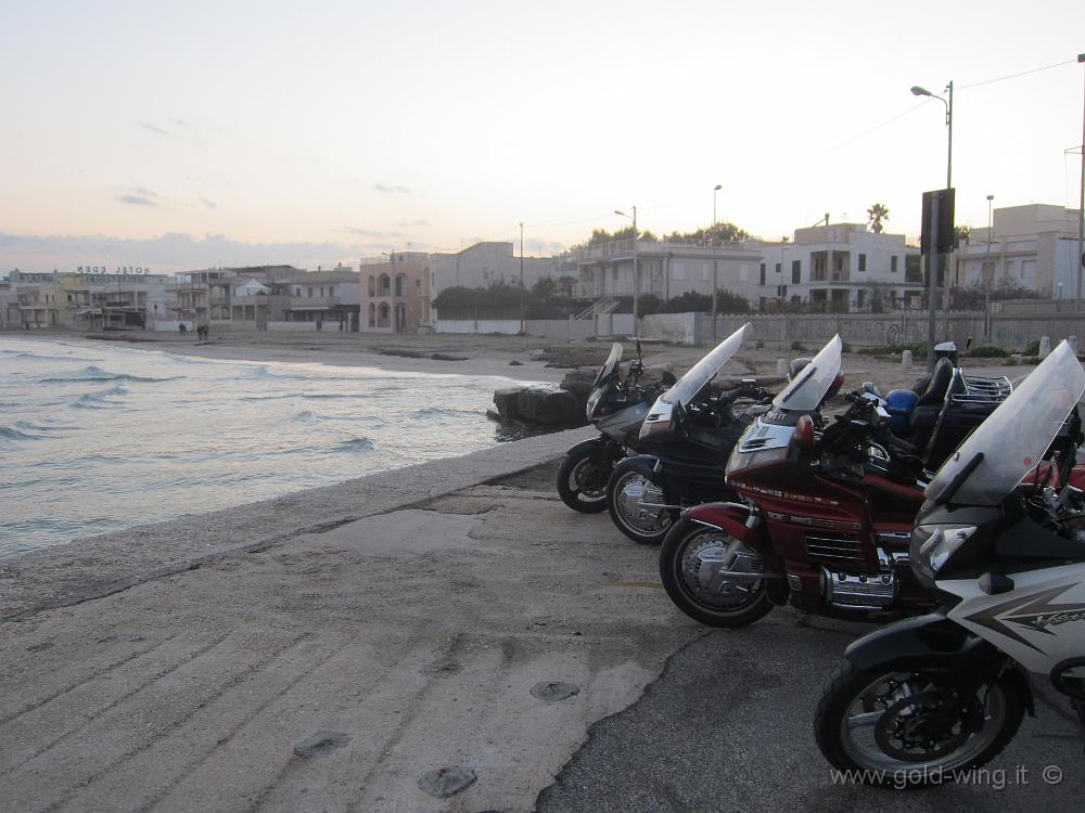 IMG_0152.JPG - Torre Canne: il sole è appena tramontato sull'Adriatico. Le nostre moto