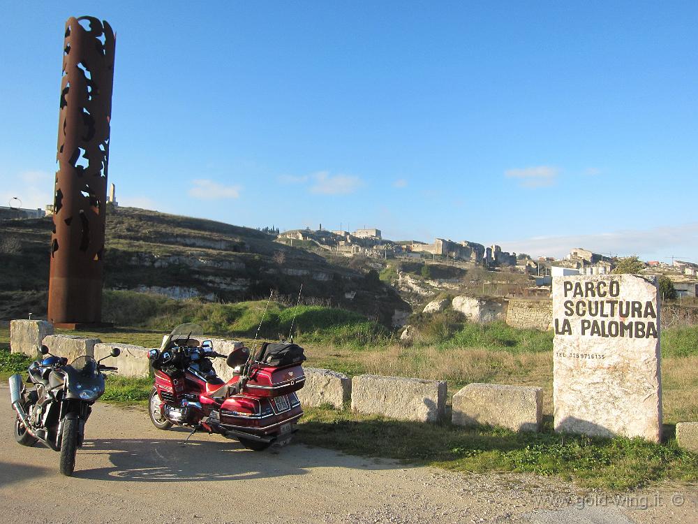 IMG_0002.JPG - Matera, il luogo di incontro: Parco Scultura la Palomba. L'Aprilia Tuono 1000 di RUGGY77 e la mia Gold Wing 1500