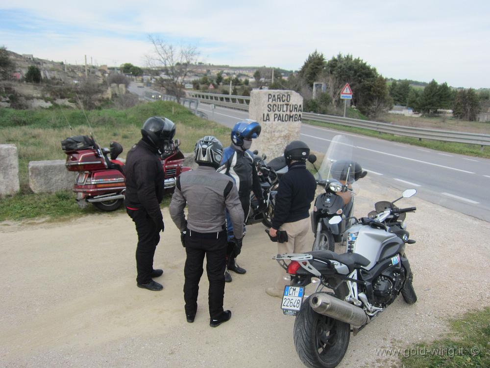 IMG_0001.JPG - Pronti, al punto d'incontro a Matera. Da sinistra: Phildrum con BMW K1200R, Luire con BMW F800R, RUGGY77 con Aprilia Tuono 1000, Luciano con scooter (non parteciperà), Gold Wing (fuori foto) con Gold Wing 1500