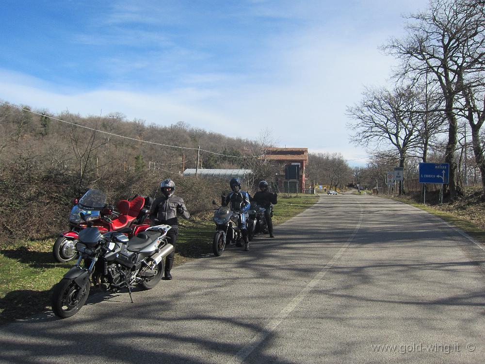 IMG_0037.JPG - Ripartiamo dal valico Tre Cancelli, m 920