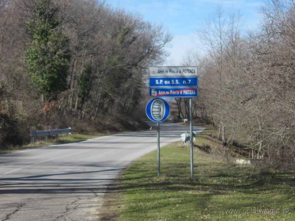 IMG_0038.JPG - Subito dopo il valico Tre Cancelli, si entra nella provincia di Potenza