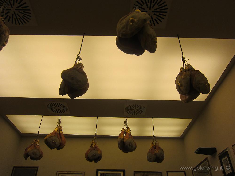 IMG_0017.JPG - Ristorante "Il Latini": prosciutti appesi al soffitto
