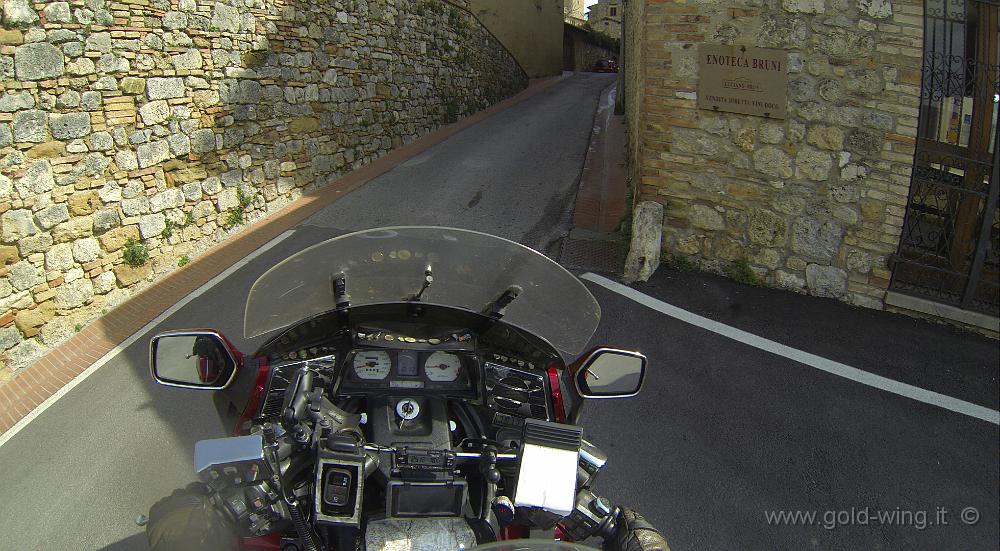 GOPR0108.JPG - San Gimignano: io non sapevo che non si poteva entrare in moto