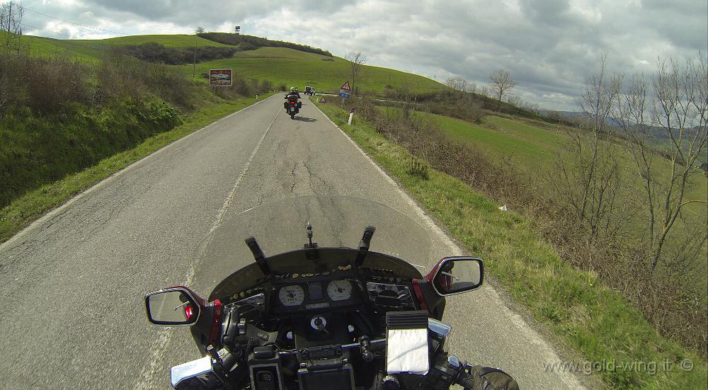 GOPR0299.JPG - Presso Volterra. Comincia a "bloccarci" un fuoristrada bianco