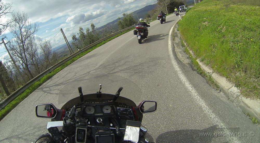 GOPR0334.JPG - Dopo Volterra, il fuoristrada bianco è ancora piazzato lì davanti e continua a non dare strada