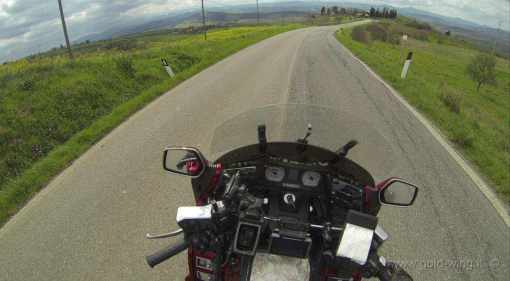 GOPR0341.JPG - Dopo Volterra: alzo la mano sinistra e faccio cenno alle altre moto di passare. Non fate questa manovra se non siete in sicurezza