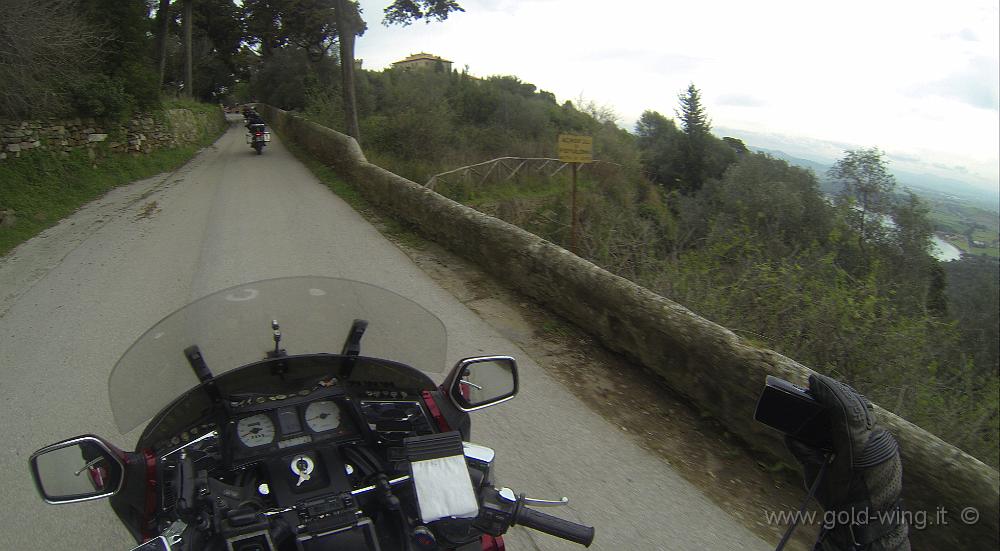 GOPR0535.JPG - Salita verso Populonia: golfo di Baratti a destra