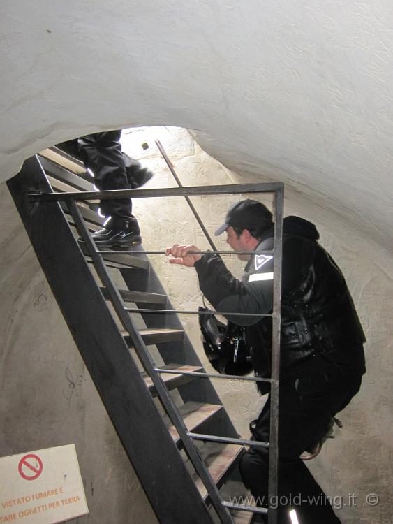 IMG_0100.JPG - Salita in cima alla Rocca di Populonia: attenti alla testa!