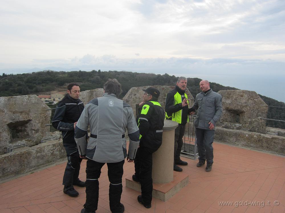 IMG_0103.JPG - In cima alla Rocca di Populonia