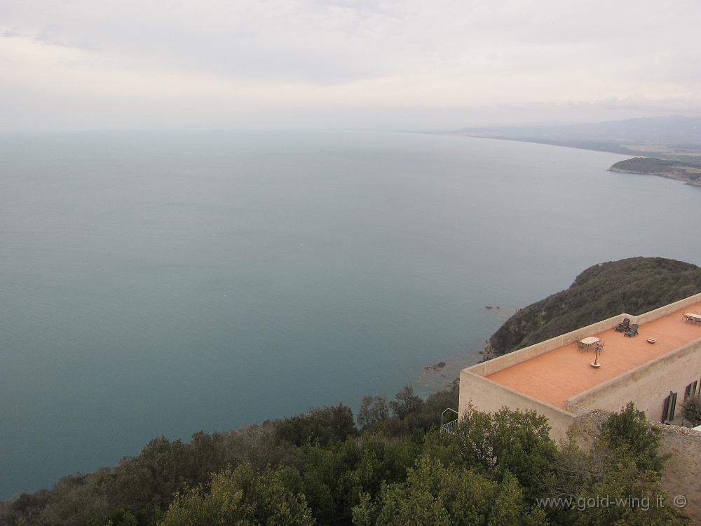 IMG_0106.JPG - In cima alla Rocca di Populonia