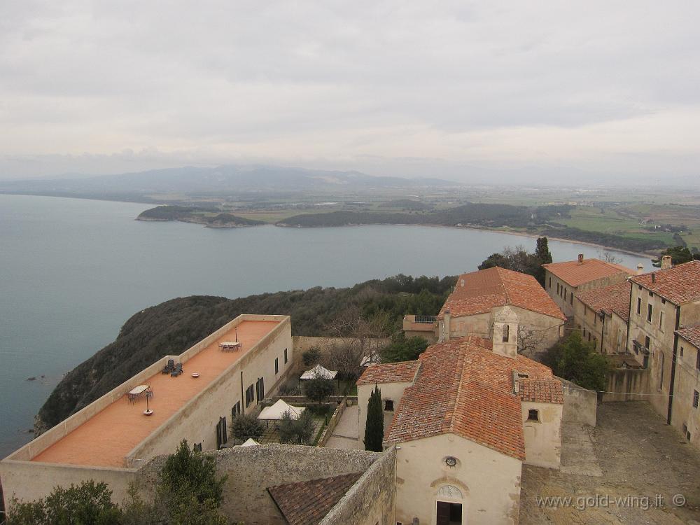 IMG_0107.JPG - In cima alla Rocca di Populonia: vista sul golfo di Baratti