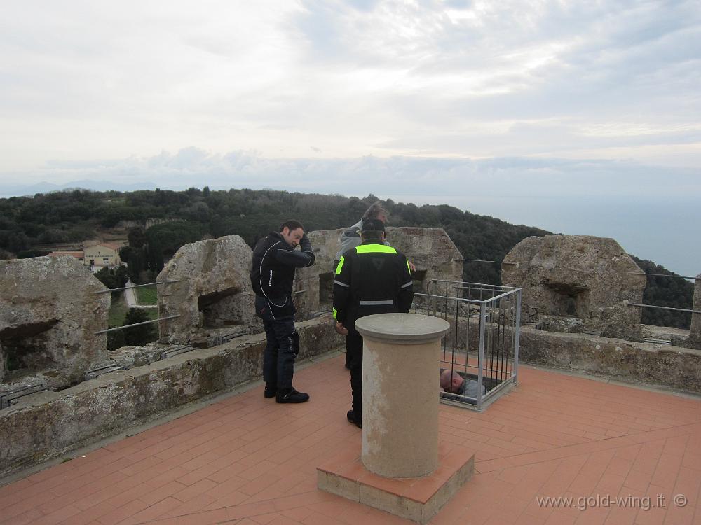 IMG_0110.JPG - In cima alla Rocca di Populonia: si scende