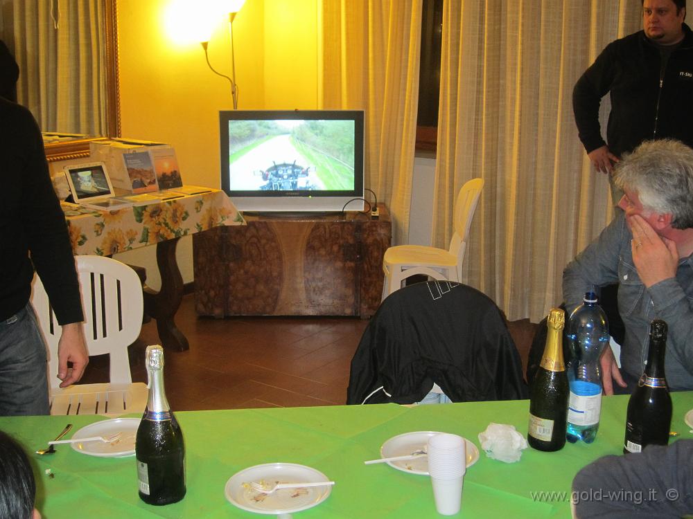 IMG_0156.JPG - Durante la cena, si guardano i video della giornata
