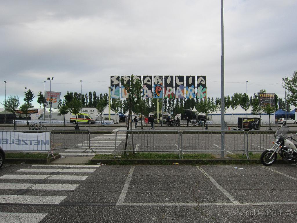 IMG_0021.JPG - L'ingresso della Biker Fest (nell'area del luna park di Lignano Sabbiadoro)