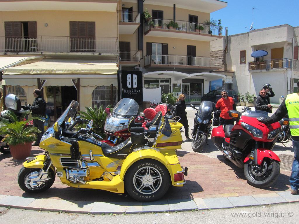 IMG_0046.JPG - Gold Wing, variazioni sul tema: Trike 1500 (giallo, a sinistra), 1500 rosso (dietro), 1800 F6B