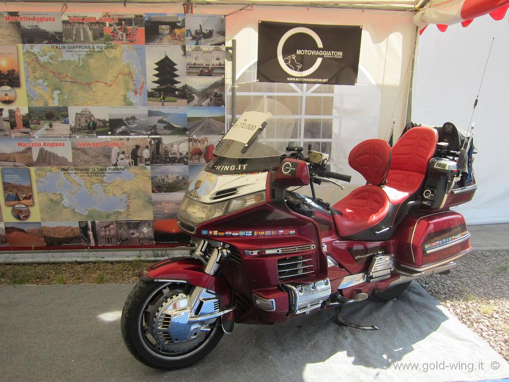 IMG_0004.JPG - La moto dei miei viaggi e lo striscione del Forum dei Motoviaggiatori