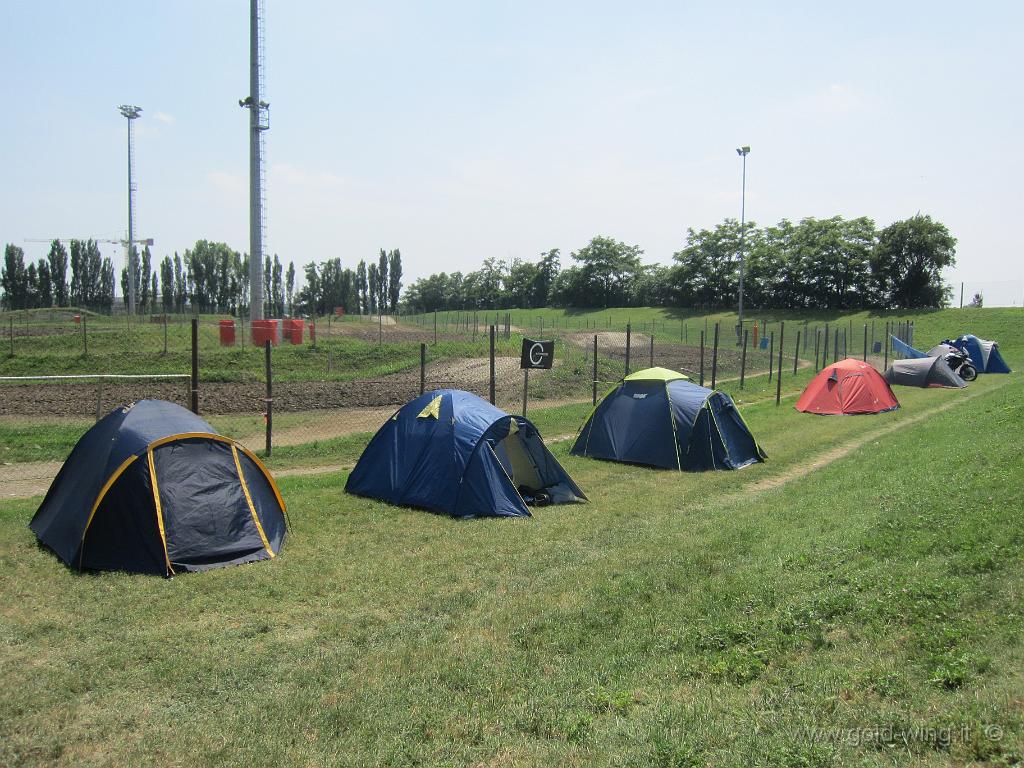 IMG_0024.JPG - Area tende (la mia è la terza, quella accanto allo striscione del Forum dei Motoviaggiatori)