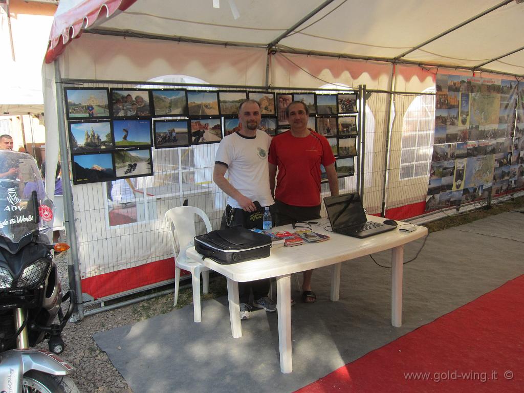 IMG_0028.JPG - Mostra fotografica dei motoviaggiatori: col mio amico Nicola (a sinistra la sua Yamaha Supertenerè 1200)