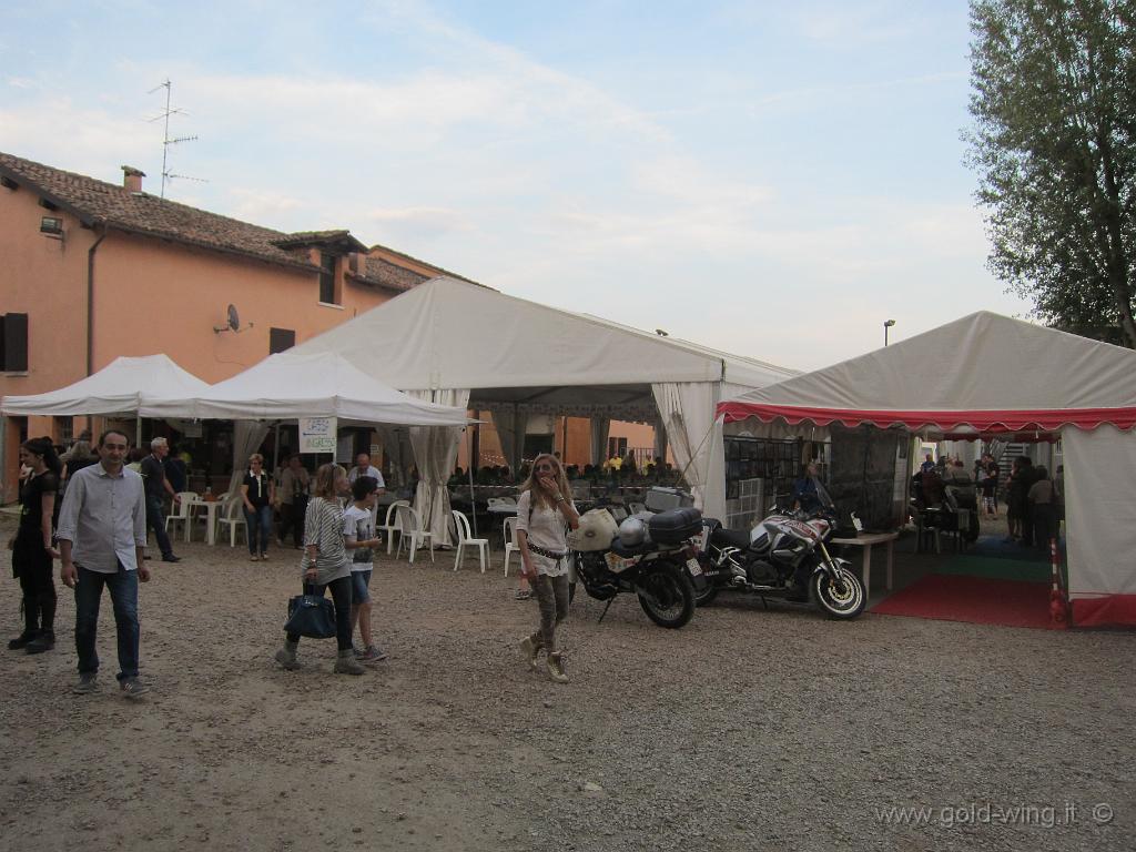 IMG_0030.JPG - I due tendoni principali: a destra quello della mostra fotografica dei motoviaggiatori, a sinistra quello del ristorante