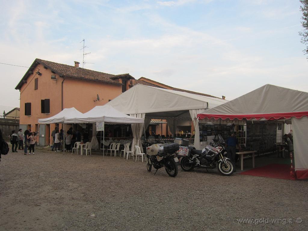 IMG_0034.JPG - I due tendoni principali: a destra quello della mostra fotografica dei motoviaggiatori, a sinistra quello del ristorante