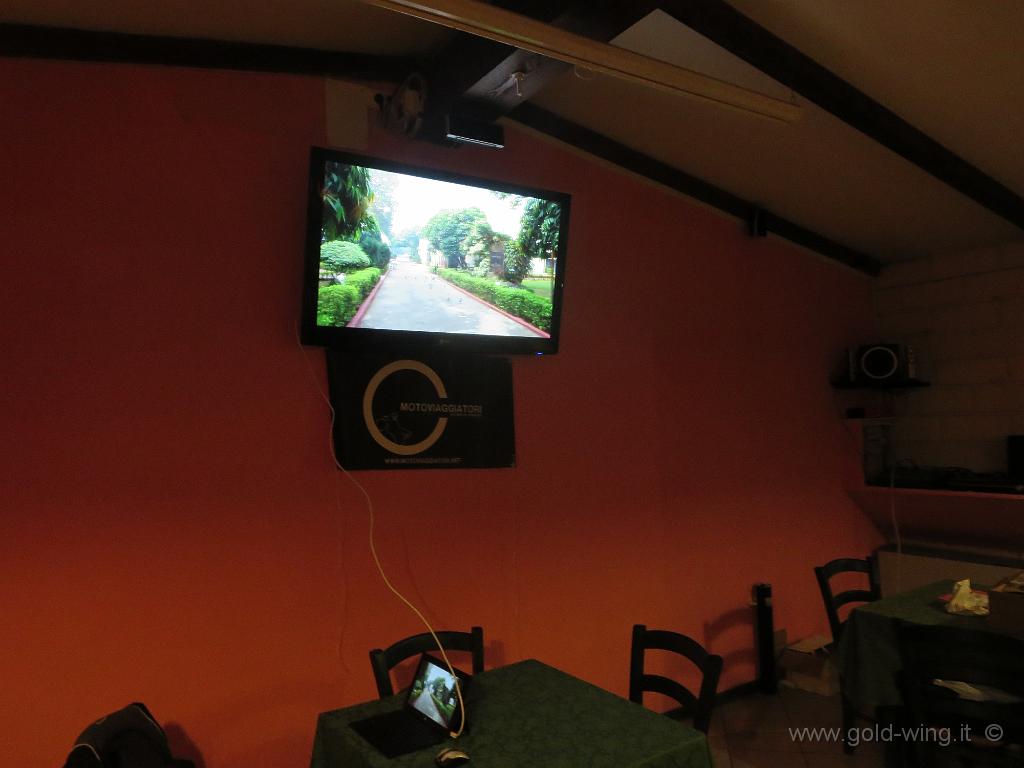 IMG_0023.JPG - Il televisore proietta il video del Giro del Mondo durante la cena