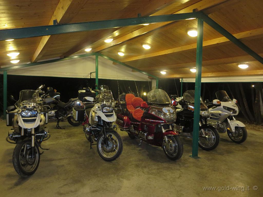 IMG_0026.JPG - Parcheggio moto: 5 GS e 2 Gold Wing