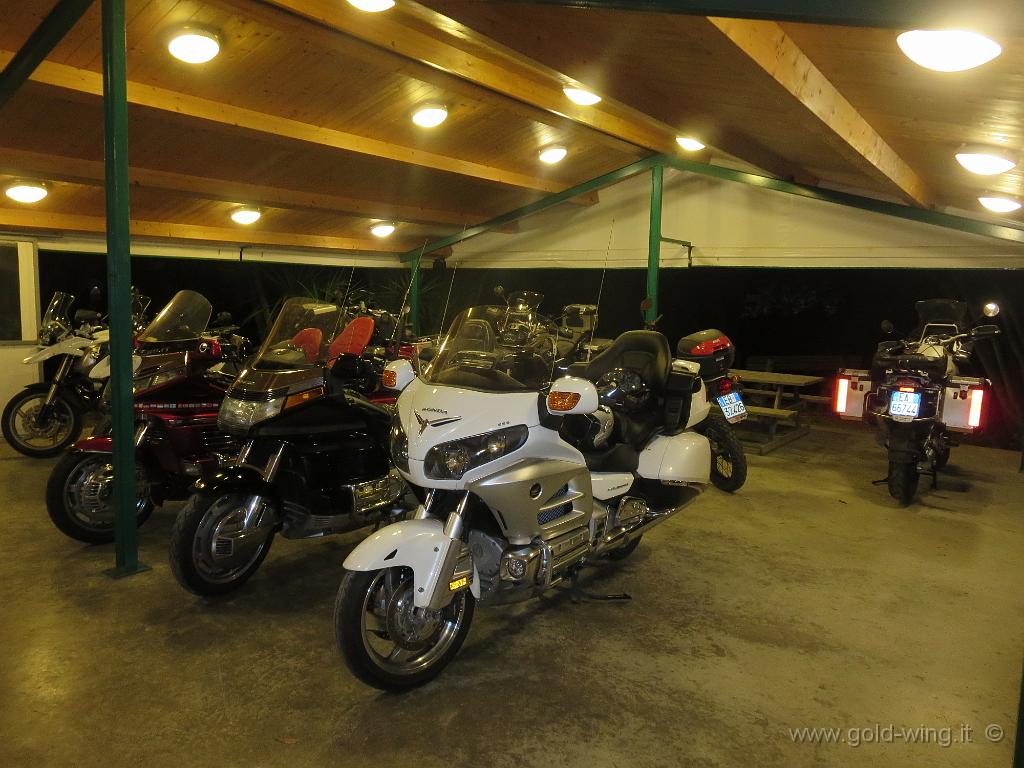 IMG_0027.JPG - Parcheggio moto: 5 GS e 2 Gold Wing... e un 250