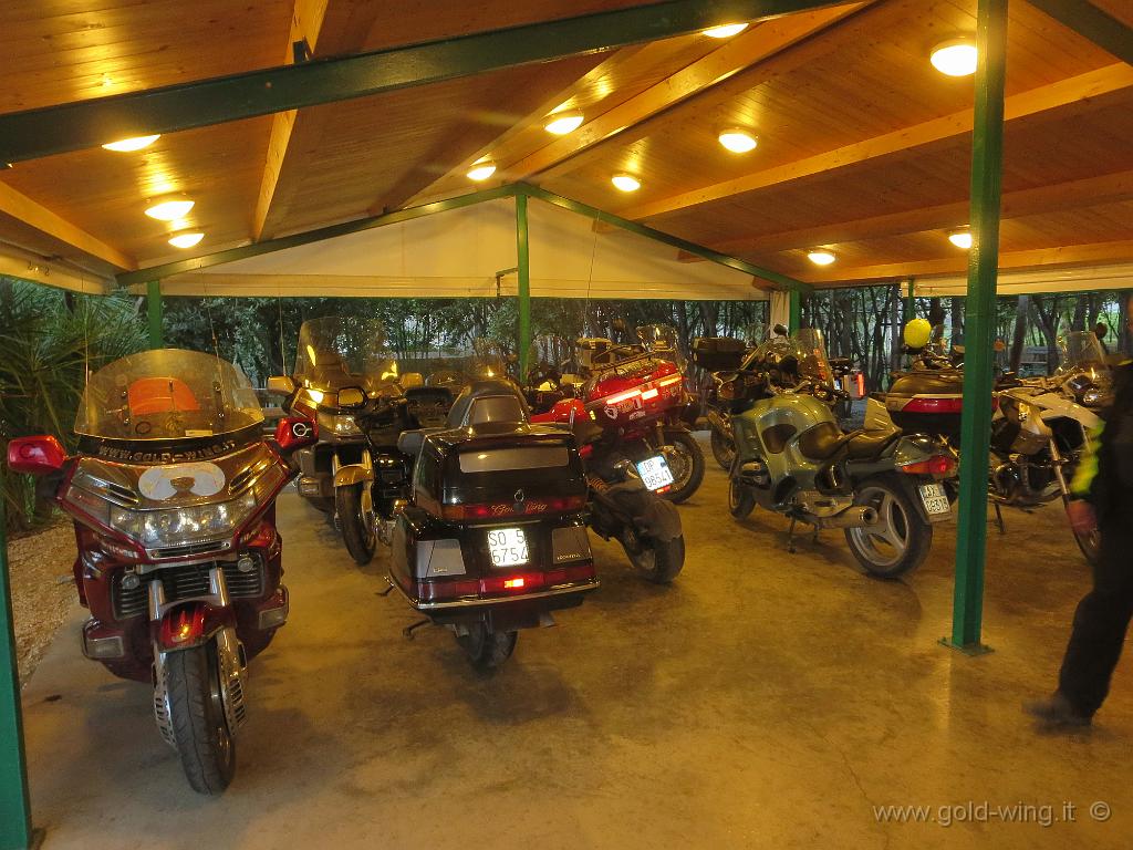IMG_0424.JPG - Le moto nell'agriturismo Una (Cupra Marittima, AP)