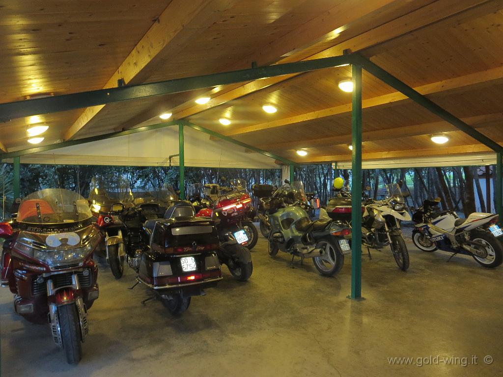 IMG_0425.JPG - Le moto nell'agriturismo Una (Cupra Marittima, AP)