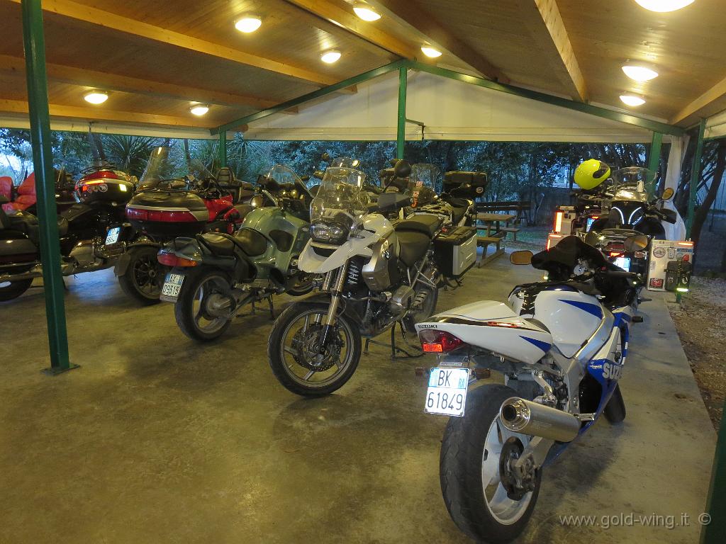 IMG_0426.JPG - Le moto nell'agriturismo Una (Cupra Marittima, AP)