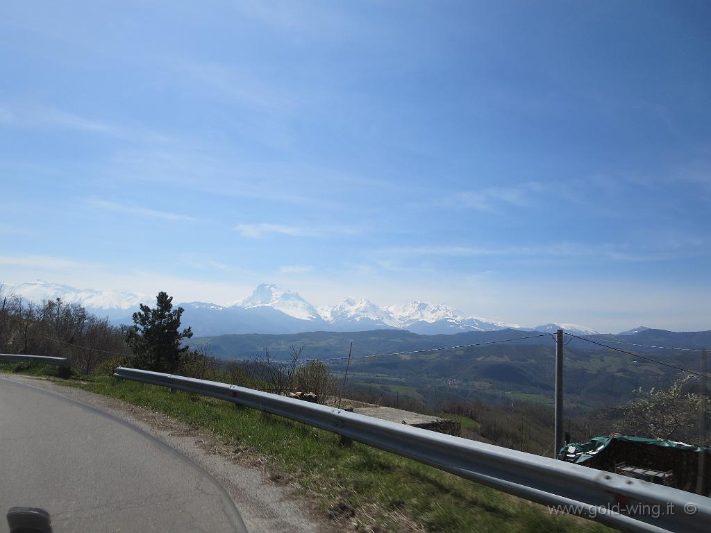 IMG_0494.JPG - Il Gran Sasso (m 2.912) visto dai Monti della Laga