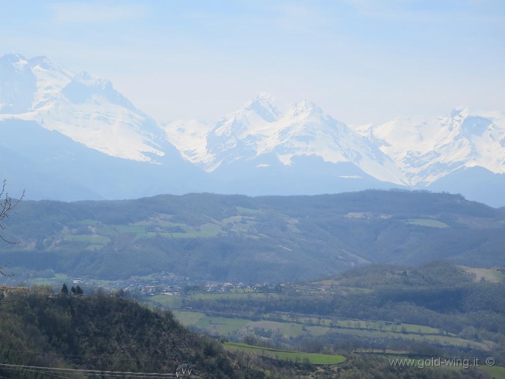 IMG_0497.JPG - Il Gran Sasso (m 2.912) visto dai Monti della Laga