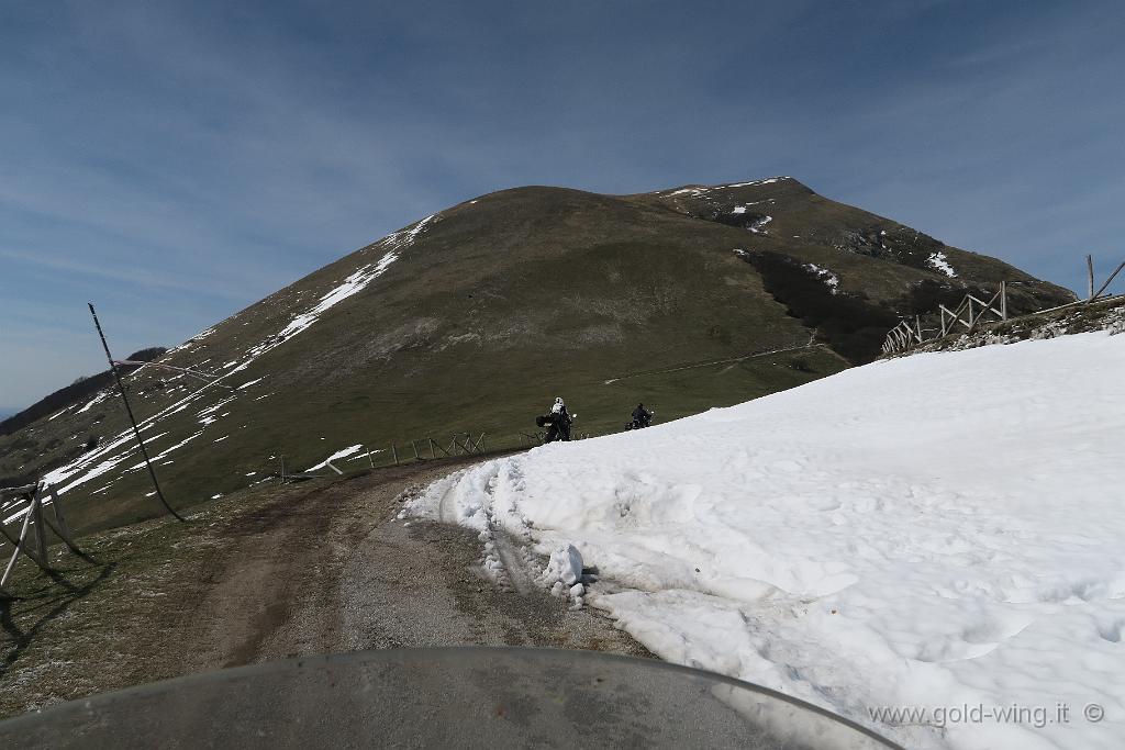 IMG_0043.JPG - Salita al Monte Cucco (m 1.566): qui non è rimasto molto spazio per passare