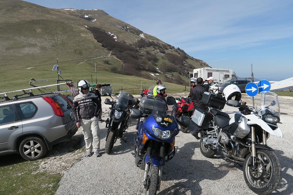 IMG_0048.JPG - Monte Cucco (PG) (m 1.566): fine della strada, quota m 1.200