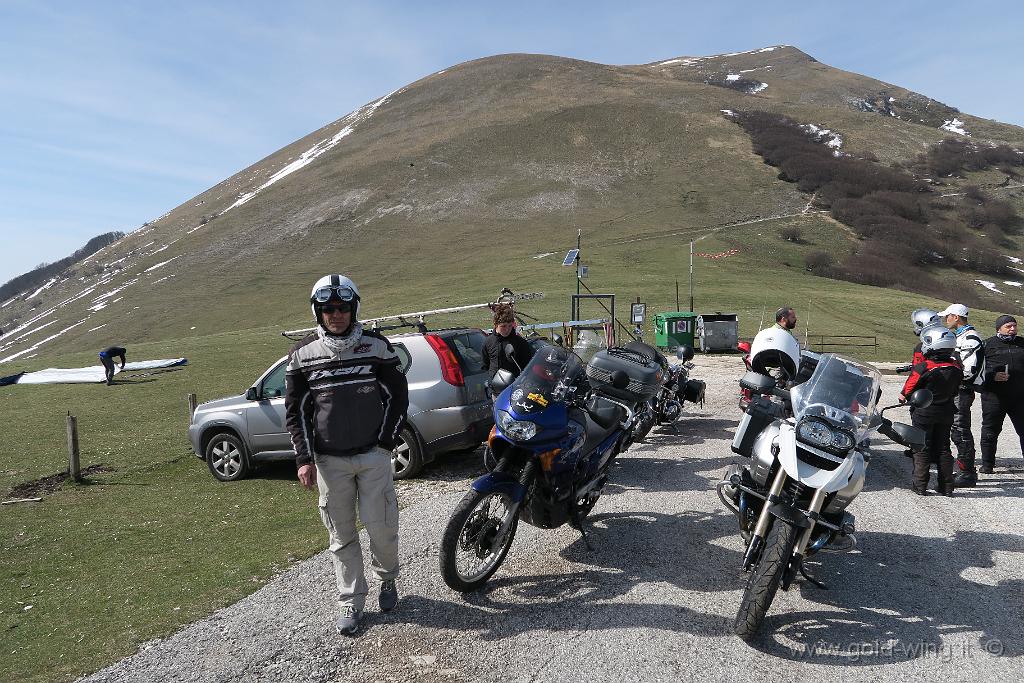 IMG_0049.JPG - Monte Cucco (PG) (m 1.566): fine della strada, quota m 1.200