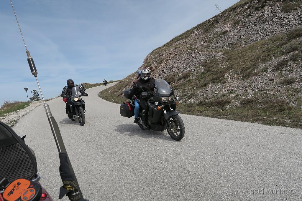 IMG_0257.JPG - Discesa dal Monte Nerone: incontro con il gruppo proveniente da Foggia