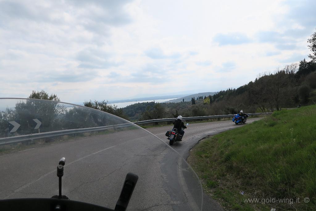 IMG_0358.JPG - Discesa da Gosparini (m 604), verso il Lago Trasimeno (m 258)