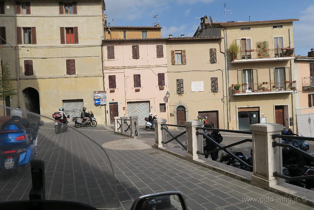 IMG_0387.JPG - Magione (PG): arrivo nella piazza principale