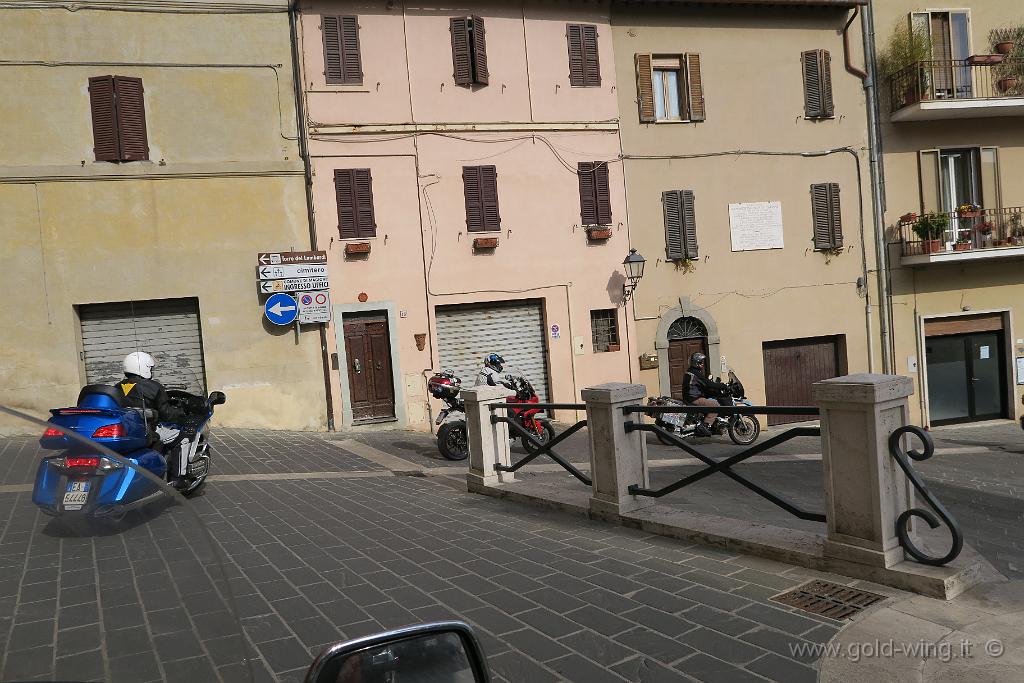 IMG_0388.JPG - Magione (PG), arrivo nella piazza principale: curva in pendenza