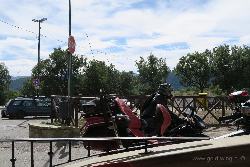 IMG_0104.JPG - Anzi, sosta pranzo: arrivano altri motociclisti per la vicina stazione di servizio