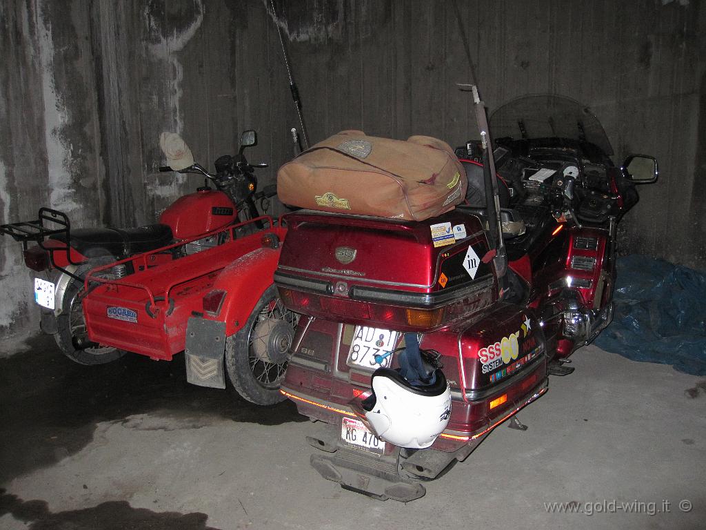 126.JPG - Parcheggio a Tosya (Turchia), accanto a un sidecar locale