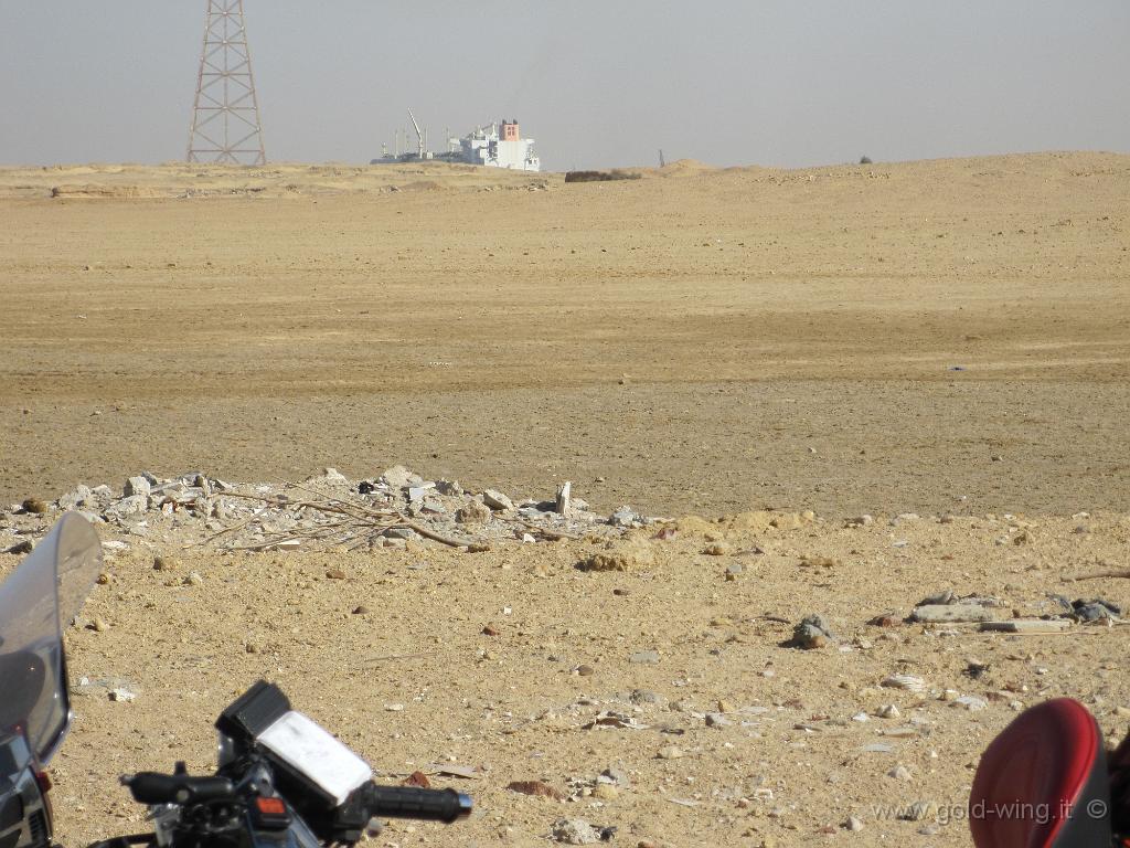 440.JPG - Canale di Suez: imbarcazione che naviga nel deserto