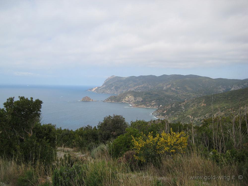 IMG_0302.JPG - Scelto il primo sterrato, si continua lungo la costa